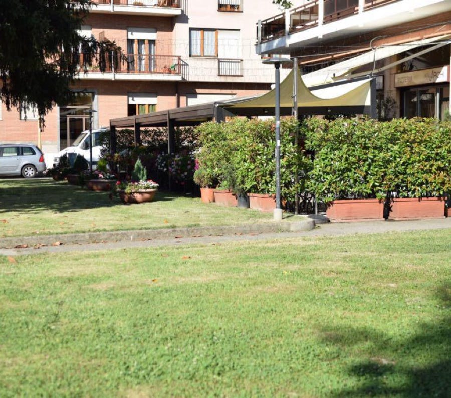 Tavoli E Sedie Vicino Al Muro Con Finestra
